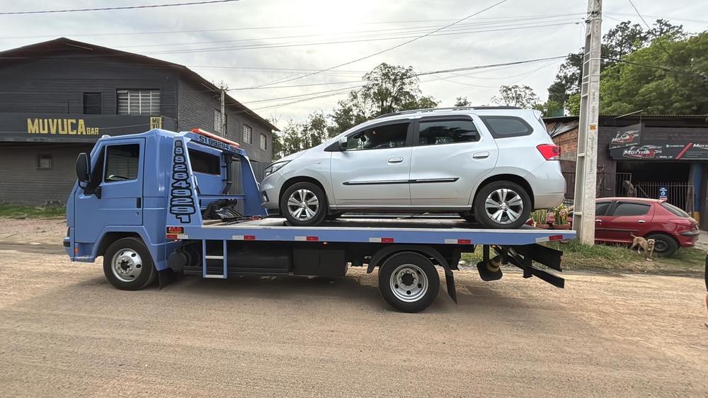 Guincho levando um SUV prata
