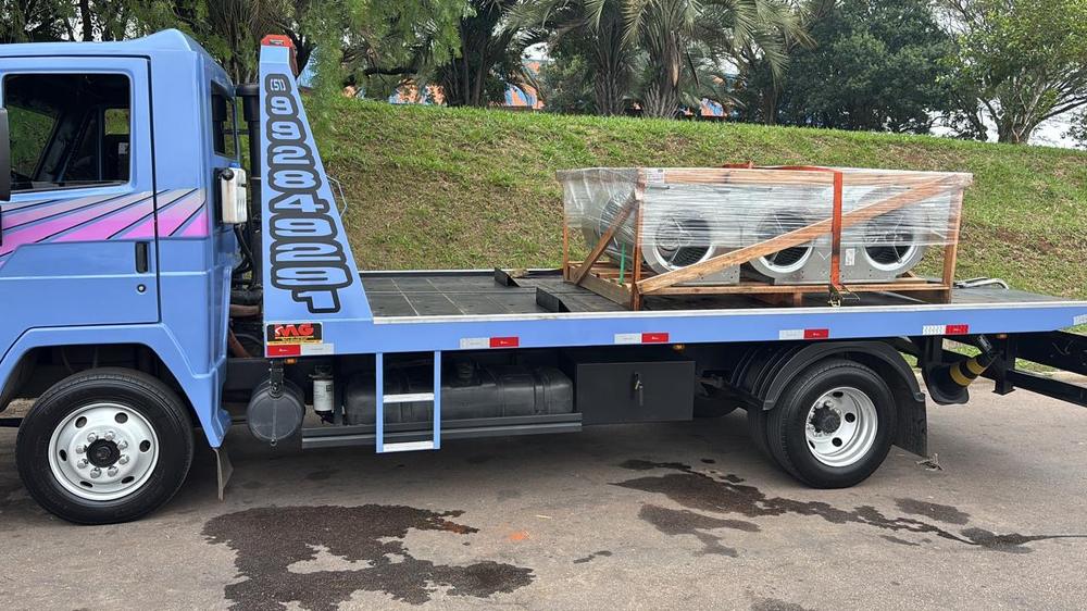 Equipamento industrial embalado sobre a plataforma