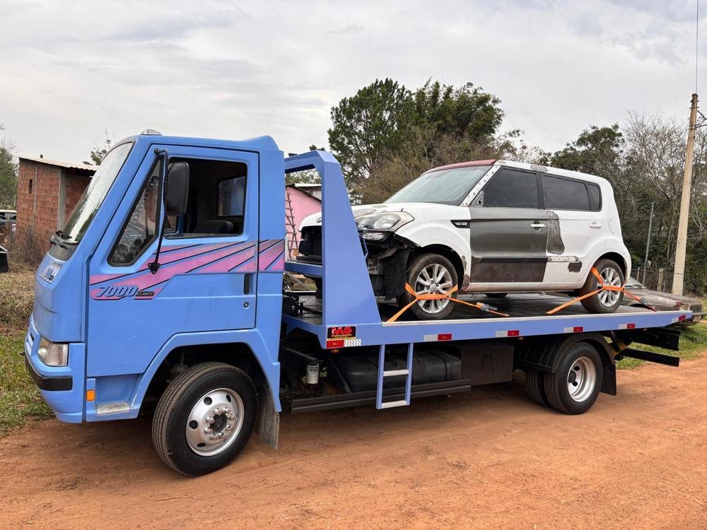 Carro avariado preso com cintas na plataforma