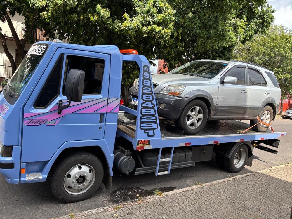 SUV cinza sendo transportado